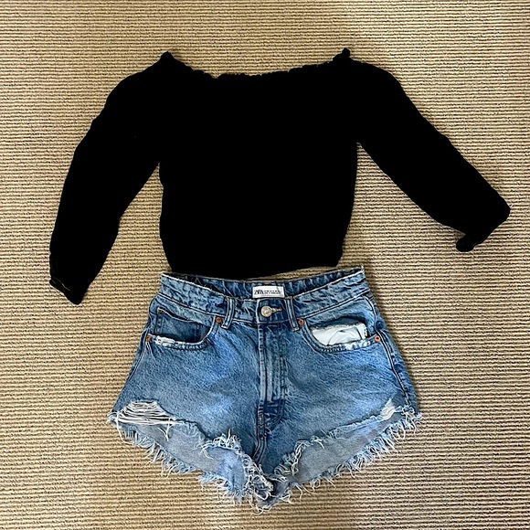 Brandy Melville off-the-shoulder long sleeve black top & Zara Jean shorts - Picture 1 of 5